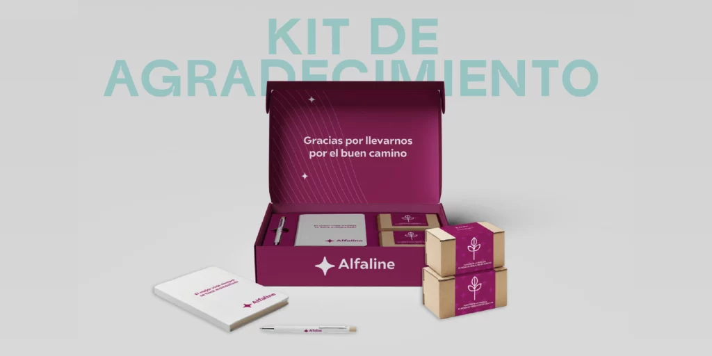 Un kit de agradecimiento que incluye una caja, un cuaderno y un boli