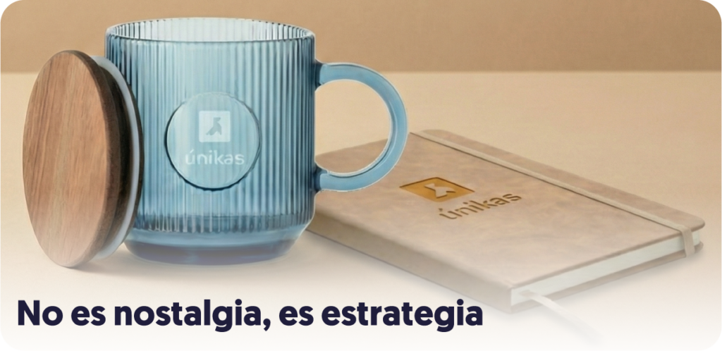 Taza personalizada de cristal y libreta de cuero con el logo de unikas