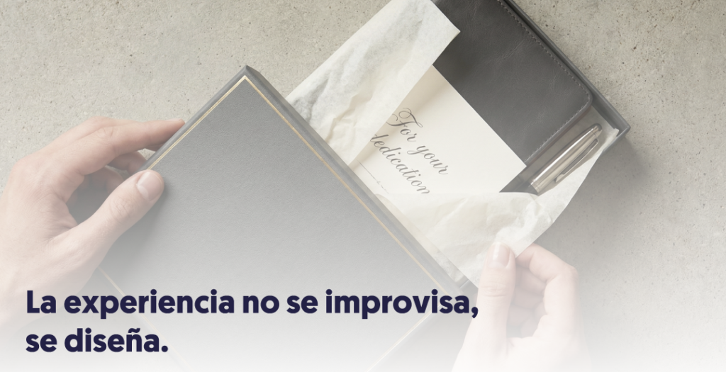 Manos cogiendo un objeto personalizado porque la experiencia no se improvisa