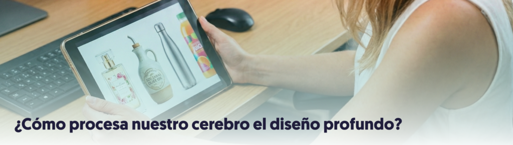Banner una persona sujetando una tablet donde se ven varios botes distintos blog unikas