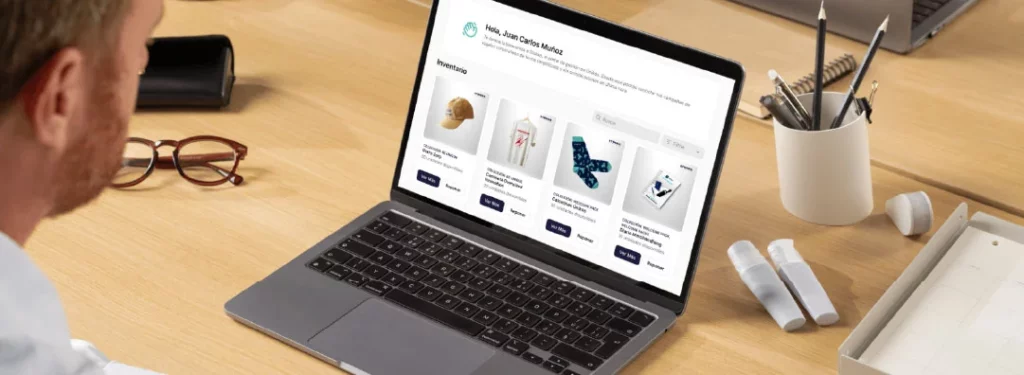 hombre viendo el portal de gestión de stokka apartado inventario únikas