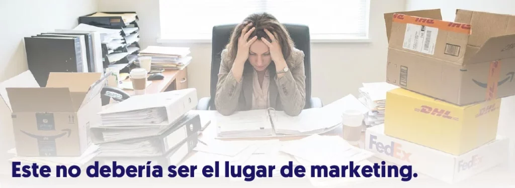 persona con las manos en la cabeza y el despacho lleno de papeles y cajas únikas