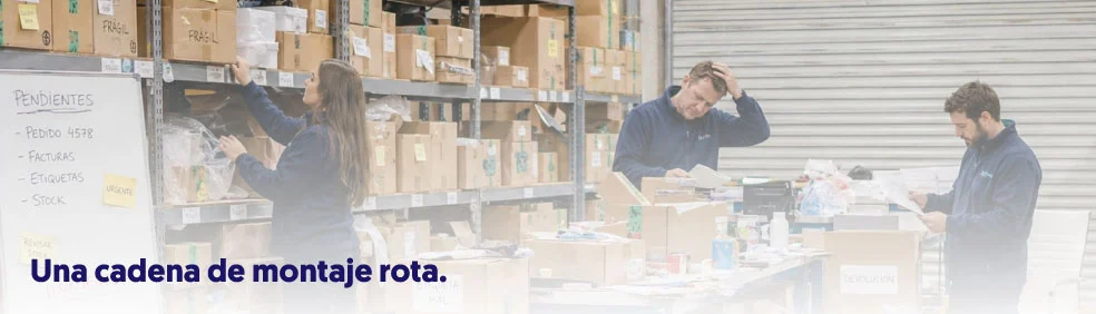 una cadena de montaje rota personas trabajando en el almacen con preocupaciones