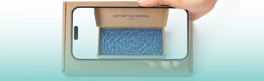 caja que con el móvil la escanea y sale gifting y estrategia