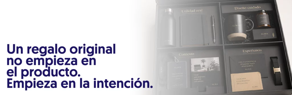 una caja abierta con cuatro compartimiento diferentes