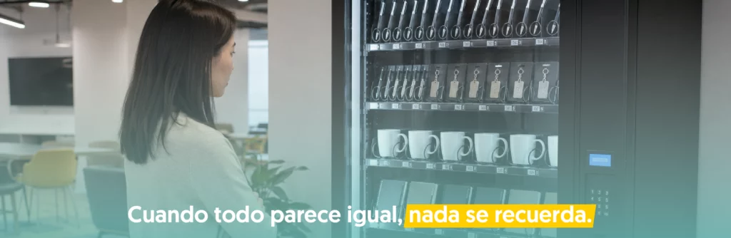 una máquina expendedora llena de regalos corporativos, una chica mira la máquina sin emoción