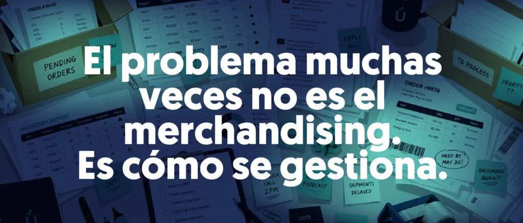 mesa de trabajo llena de papeles y posis para gestionar el merchandising
