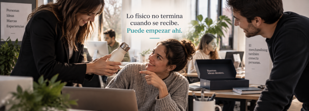 compañeros de oficina conversando sobre una botella de merchandising corporativo