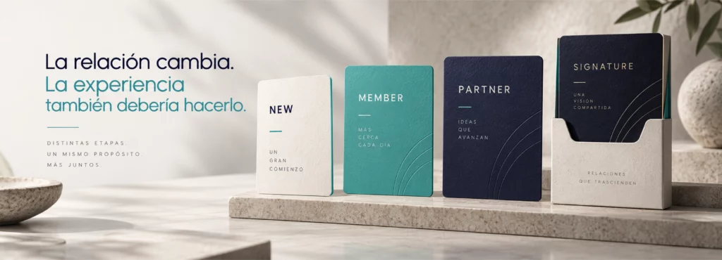 cuatro piezas físicas premium, tarjetas con diferente color en la mesa
