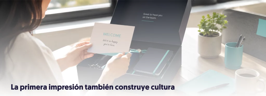 Una empleada acaba de llegar a su puesto y encuentra un welcome pack dándole la bienvenida