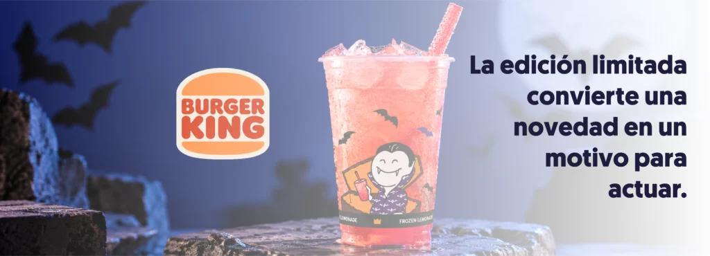 Limonada rosa de Burger King en un vaso decorado con un vampiro y murciélagos para Halloween
