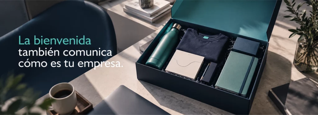 pack bonito con varios productos encima del escritorio con un café y una silla